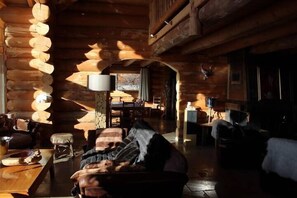 Télévision, cheminée, lecteur de DVD, baby-foot