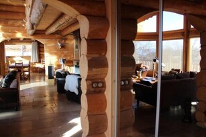 Télévision, cheminée, lecteur de DVD, baby-foot