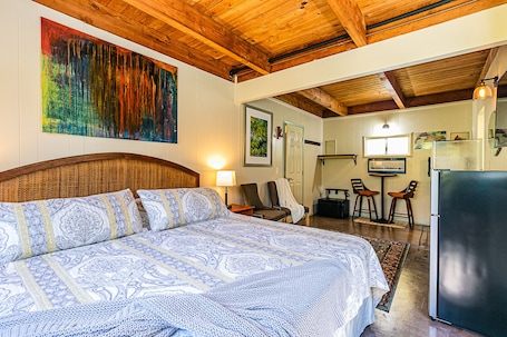 1 bedroom, iron/ironing board, travel cot, free WiFi. Cozy stay just 5 minute drive to Volcano National Park, Winery and Golf!