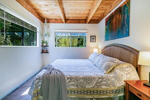 1 bedroom, iron/ironing board, travel cot, free WiFi - Cozy stay just 5 minute drive to Volcano National Park, Winery and Golf! (Volcano)