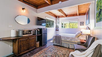 1 habitación, tabla de planchar con plancha y cuna de viaje