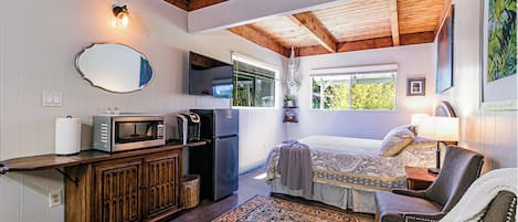 1 habitación, tabla de planchar con plancha y cuna de viaje