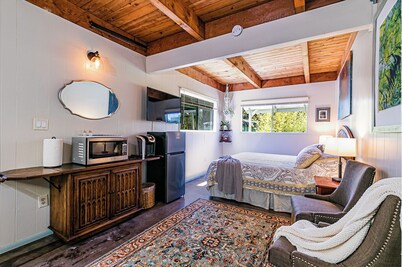 Cozy stay just 5 minute drive to Volcano National Park, Winery and Golf!