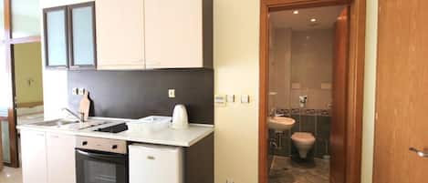 Fridge, oven, stovetop, electric kettle