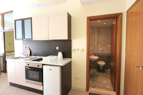 Frigorifero, forno, piano cottura, bollitore elettrico