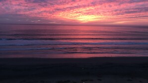 A beach at sunset with a pink and purple sky. - La Serena Vacations, Chile! (La Serena)