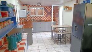 A compact kitchen with a refrigerator, a sink, and a window. - Between Quimper and Douarnenez, 10 minutes from the beach (Plogastel-Saint-Germain)