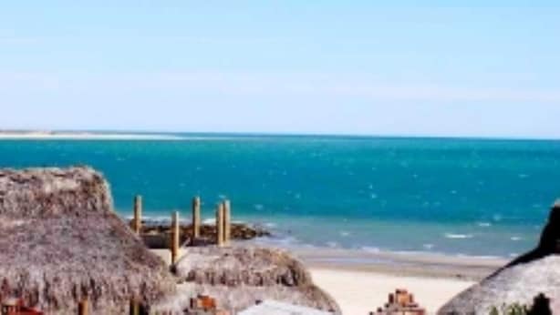 A beach with thatched huts and a clear view of the ocean. - Casa Baja, with panoramic view of the Sea of Cortez (San Felipe)