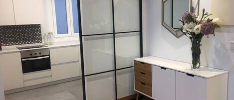 Jääkaappi, mikroaaltouuni, uuni, liesi