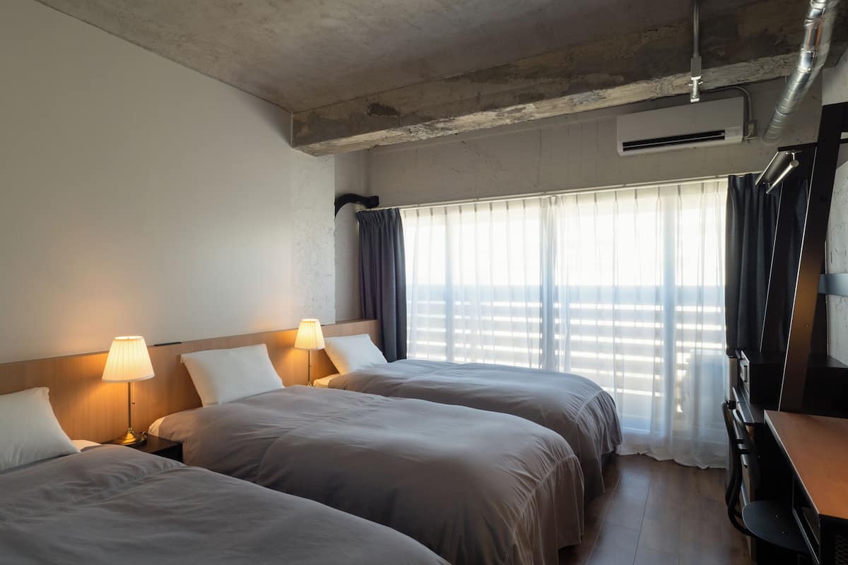 moderate triple room, non smoking | 1 bedroom, in-room safe, individually decorated, desk