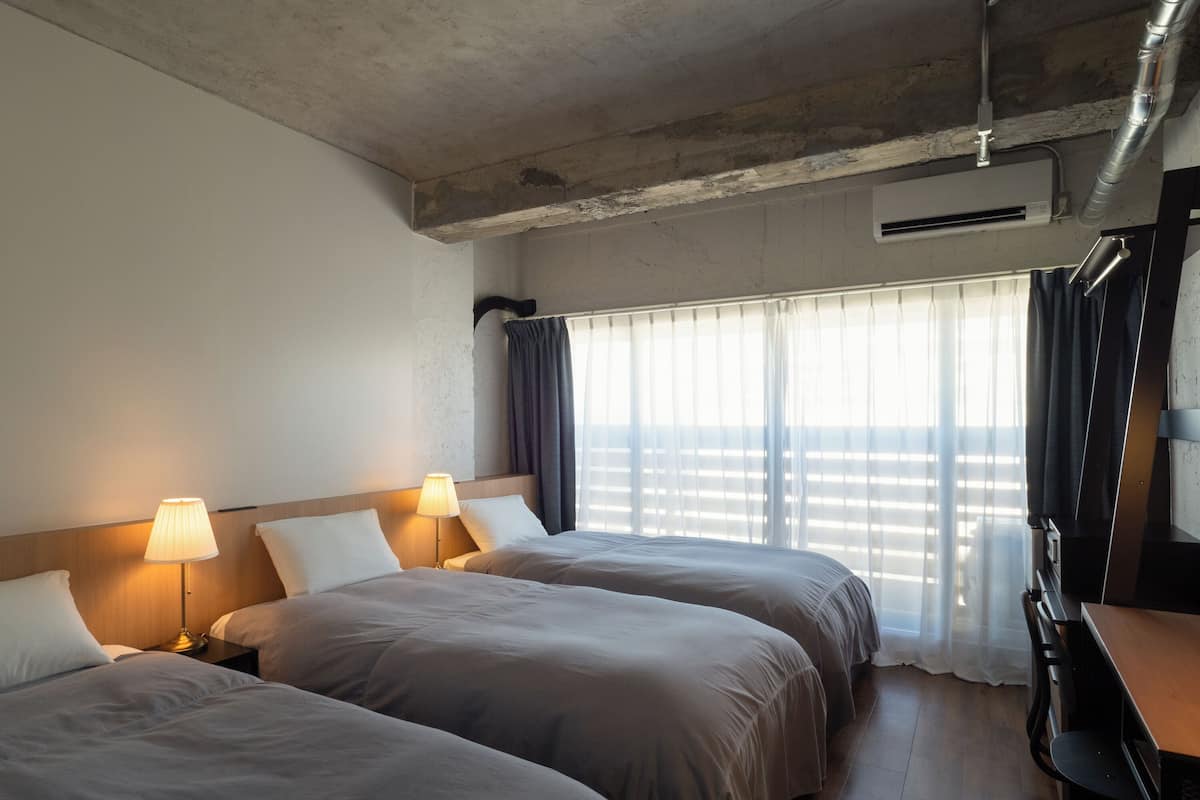 Moderate Triple Room, Non Smoking | 1 bedroom, in-room safe, individually decorated, desk