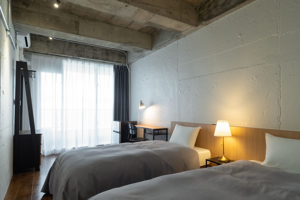 Moderate Twin Room, Non Smoking | 1 bedroom, in-room safe, individually decorated, desk