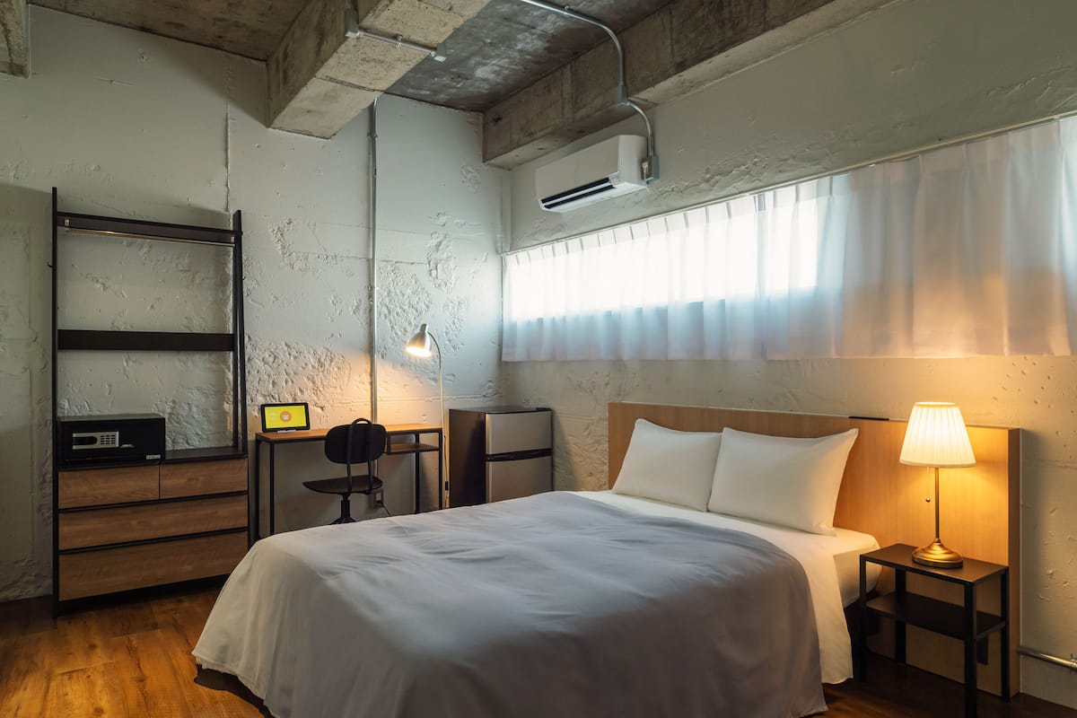 Standard Double Room, Non Smoking | 1 bedroom, in-room safe, individually decorated, desk