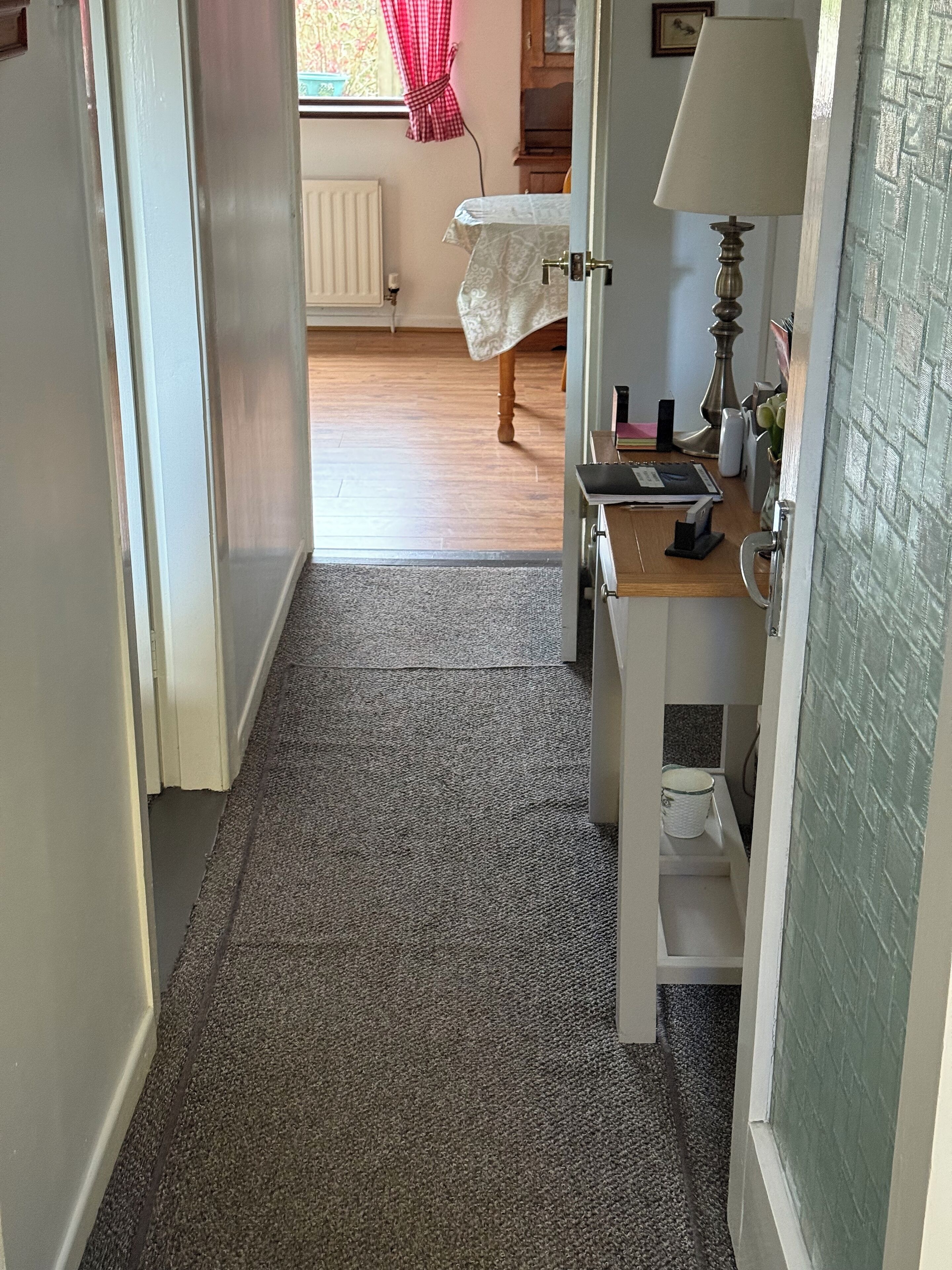 2 chambres, bureau, chambres insonorisées, fer et planche à repasser