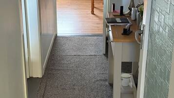 2 chambres, bureau, chambres insonorisées, fer et planche à repasser