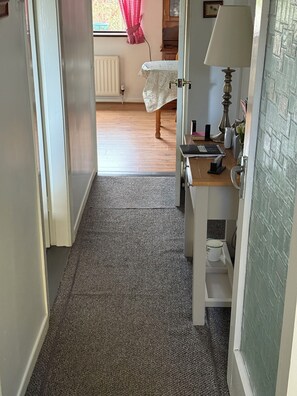 2 bedrooms, desk, soundproofing, iron/ironing board - Laurel Cottage 3* in the heart of the countryside (Ballymena)