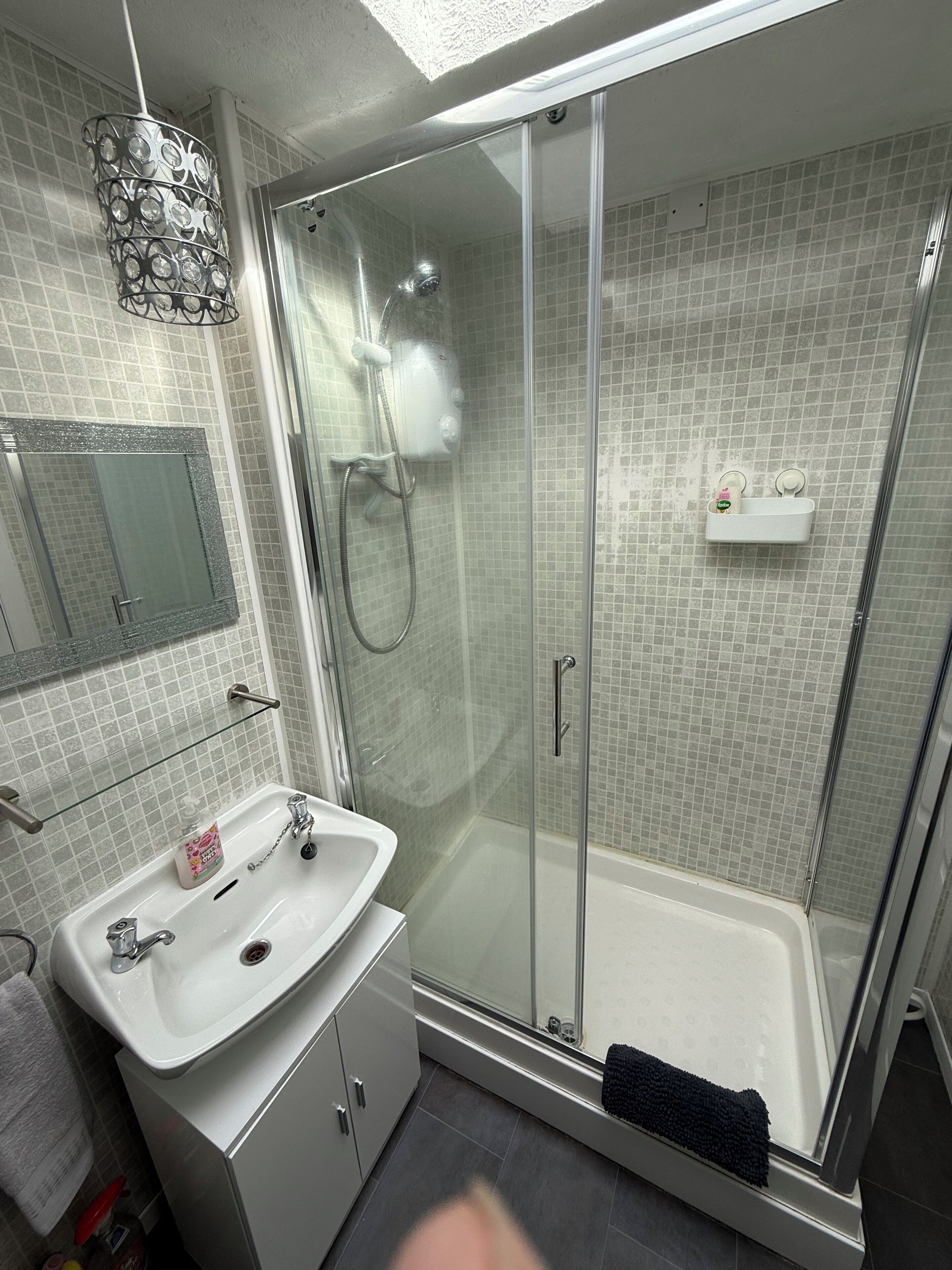 Douche, sèche-cheveux, serviettes fournies, savon