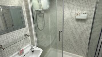 Douche, sĂšche-cheveux, serviettes fournies, savon