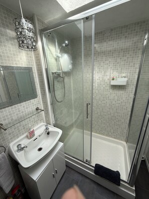 Douche, séchoir à cheveux, serviettes fournies, savon