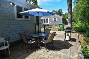 Outdoor dining - Charming Ranch Home with Screened-In Porch Near Haigis Beach (Dennis Port)