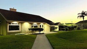 A residential house with a well-maintained lawn, a pathway leading to the entrance, and a clear sky. - Spacious home in Anaheim 2bedrooms,2.5bathrooms -Ideal for corporate housing (Anaheim)
