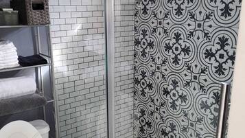 Combined shower/bathtub, hair dryer, towels, soap