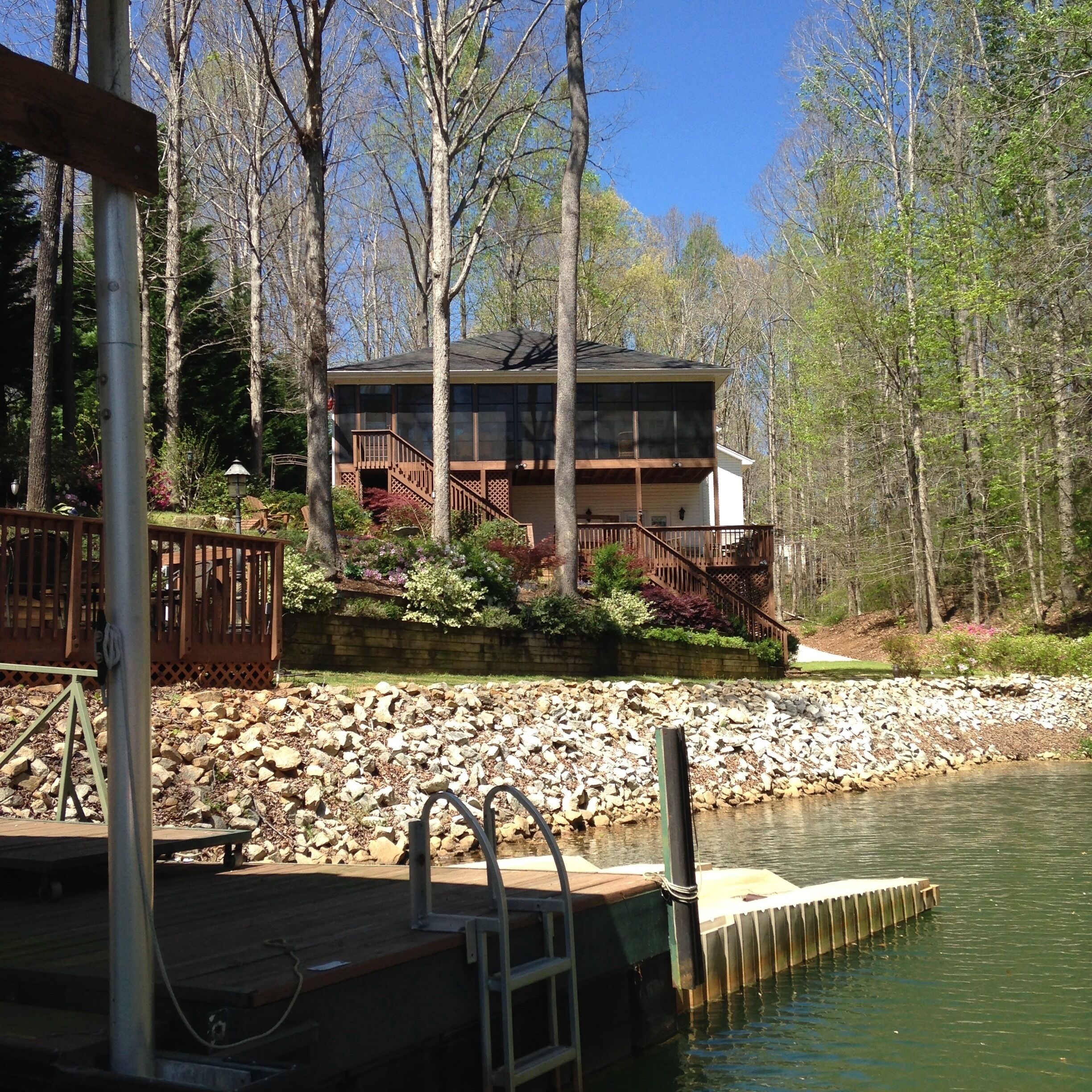 Family friendly Lake Keowee water front home in great location for Clemson games