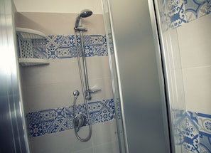 Dusche, Haartrockner, Bidet, Handtücher