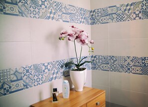 Een douche, een haardroger, een bidet, handdoeken
