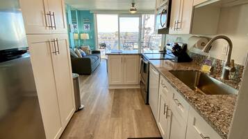 Een koelkast, een microgolfoven, een oven, een kookplaat