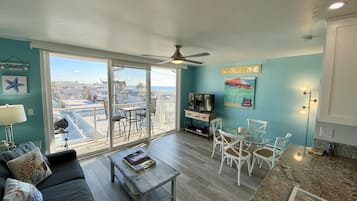 Smart-tv, dvd-afspiller, bøger, musikbibliotek