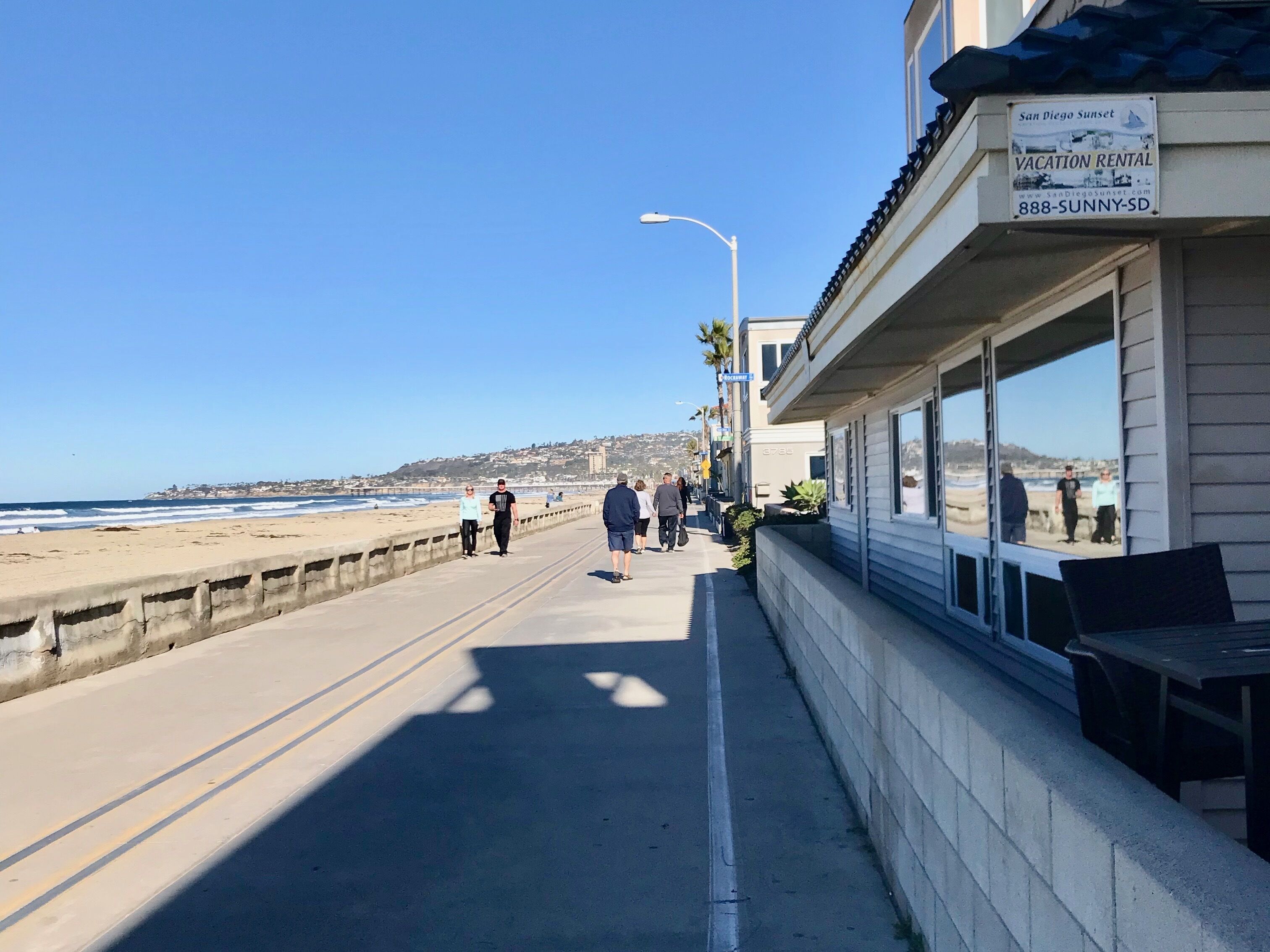 Beach nearby, sun loungers, beach towels