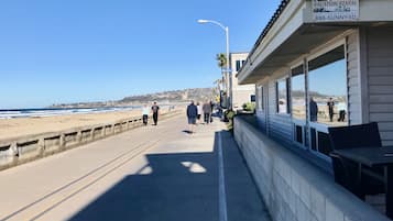 Beach nearby, sun loungers, beach towels