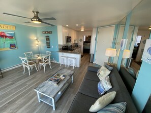 Smart TV, reproductor de DVD, libros y biblioteca musical 