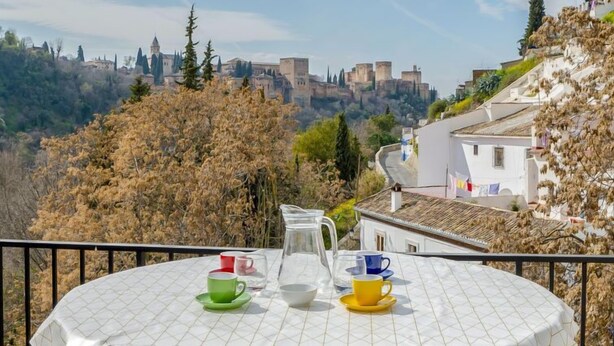 Une table offrant une vue sur une ville historique en arrière-plan.