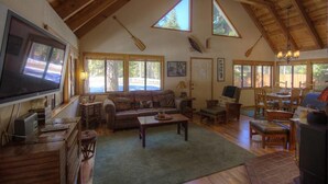 Living area - Green Door Hideaway (South Lake Tahoe)