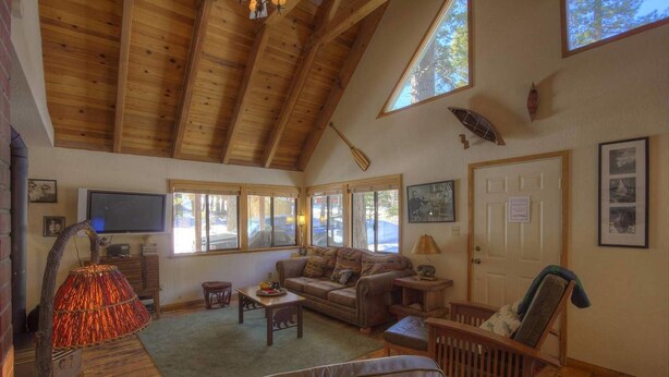 Living area - Green Door Hideaway (South Lake Tahoe)