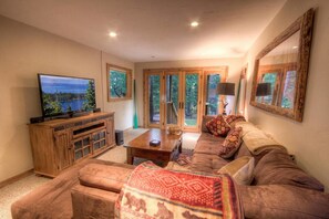 TV, fireplace - Grouse House (Homewood)