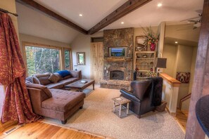 TV, fireplace - Grouse House (Homewood)