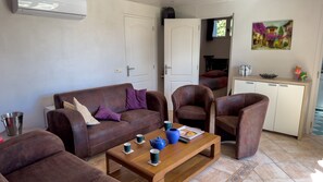 Een televisie, een dvd-speler en een tafeltennistafel