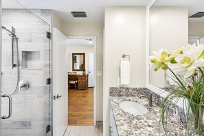 Dusche, Haartrockner, Handtücher, Seife