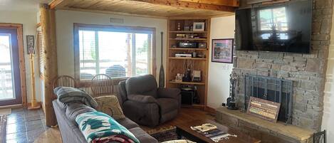 Smart TV, chimenea, reproductor de DVD