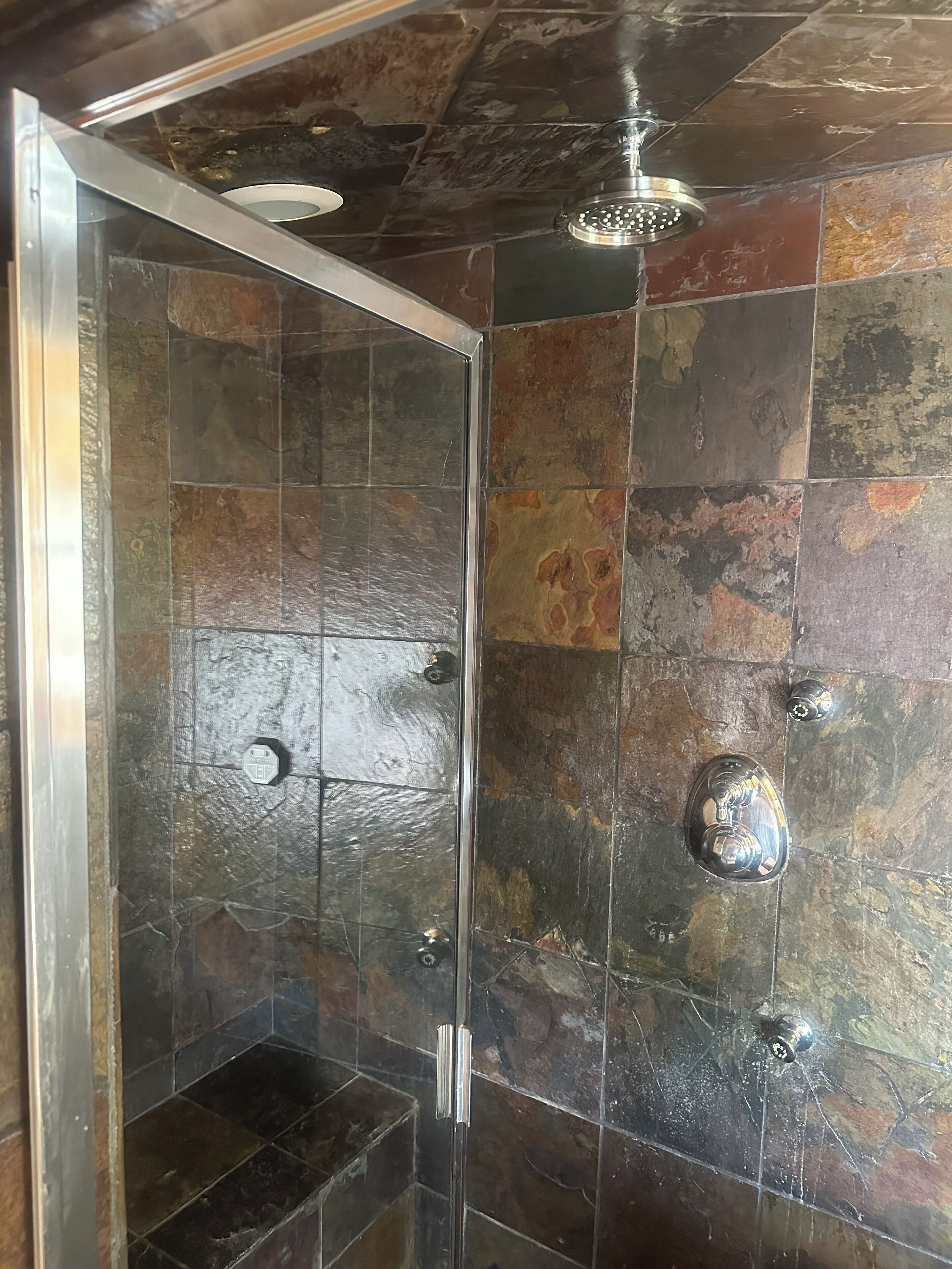 Ensemble douche/baignoire, serviettes fournies, savon, shampoing