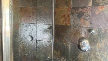 Ensemble douche/baignoire, serviettes fournies, savon, shampoing