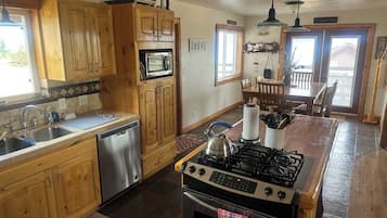 Cafetière/bouilloire, réfrigérateur, micro-ondes, four