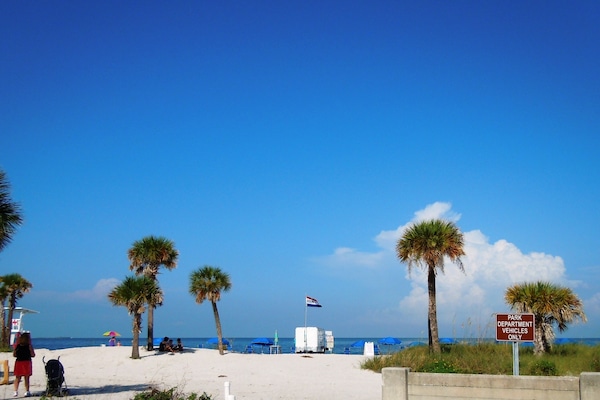Nær stranden, solsenger og strandhåndklær