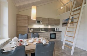 Kühlschrank, Mikrowelle, Herdplatte, Geschirrspüler