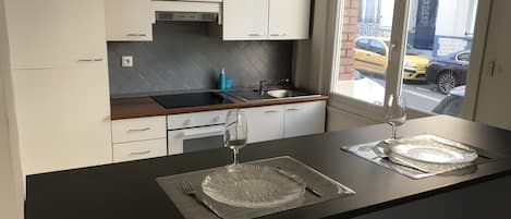 Geladeira, micro-ondas, fogão, cooktop