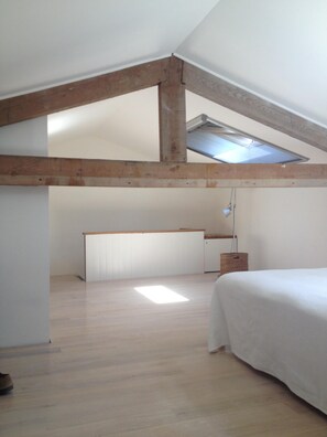 3 bedrooms, iron/ironing board, travel cot, free WiFi