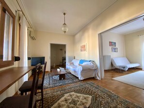 Smart TV, books, stereo, offices